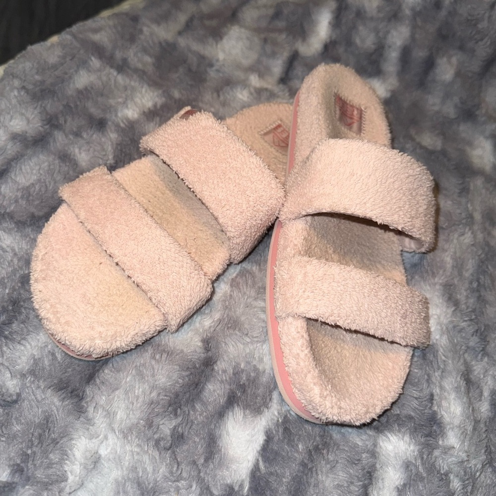 Reef Cozy Pink Fuzzy Slides